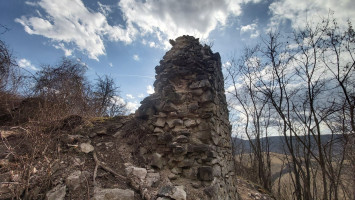 Fejér-kő várának romjai