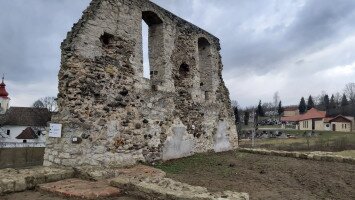 Tari Lőrinc udvarházának romjai